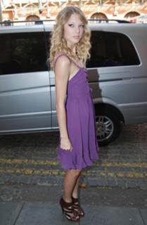 Taylor Swift feet photo thumbnail