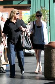 Taylor Swift feet photo thumbnail