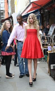 Taylor Swift feet photo thumbnail