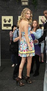 Taylor Swift feet photo thumbnail