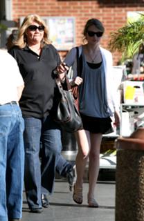 Taylor Swift feet photo thumbnail