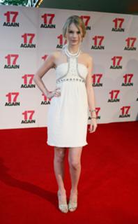Taylor Swift feet photo thumbnail