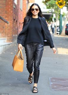 Jessica Gomes feet photo thumbnail