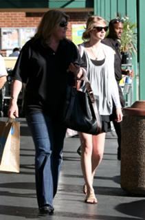 Taylor Swift feet photo thumbnail