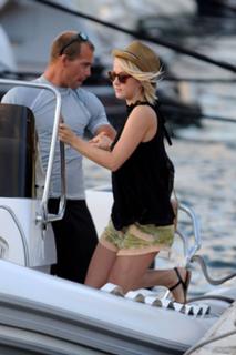 Julianne Hough feet photo thumbnail