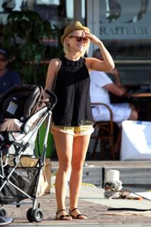 Julianne Hough feet photo thumbnail