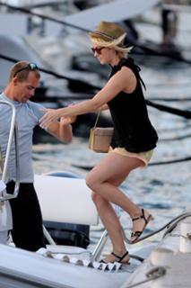Julianne Hough feet photo thumbnail