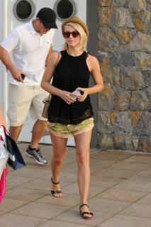 Julianne Hough feet photo thumbnail