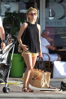 Julianne Hough feet photo thumbnail