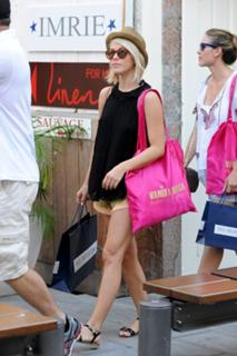 Julianne Hough feet photo thumbnail