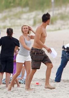 Julianne Hough feet photo thumbnail