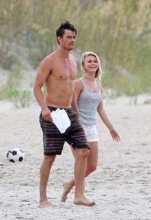 Julianne Hough feet photo thumbnail