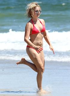 Julianne Hough feet photo thumbnail