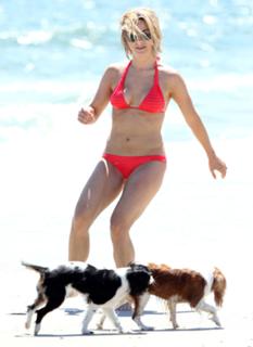 Julianne Hough feet photo thumbnail