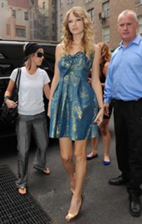 Taylor Swift feet photo thumbnail