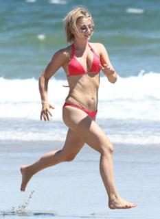 Julianne Hough feet photo thumbnail