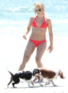 Julianne Hough feet photo thumbnail