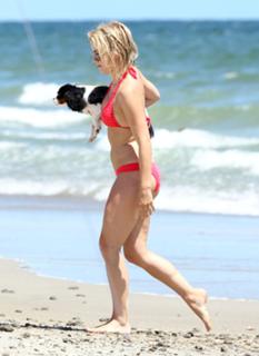Julianne Hough feet photo thumbnail