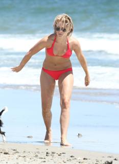 Julianne Hough feet photo thumbnail
