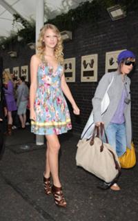 Taylor Swift feet photo thumbnail