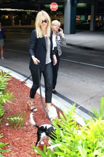 Julianne Hough feet photo thumbnail