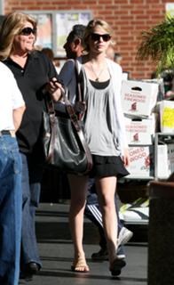 Taylor Swift feet photo thumbnail