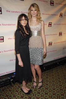 Taylor Swift feet photo thumbnail