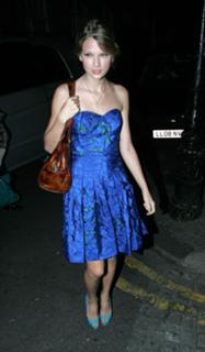 Taylor Swift feet photo thumbnail