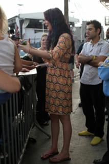 Joss Stone feet photo thumbnail