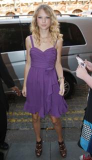 Taylor Swift feet photo thumbnail