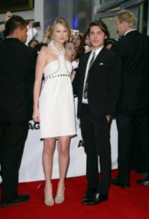 Taylor Swift feet photo thumbnail