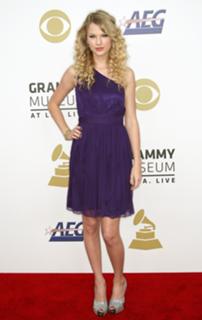 Taylor Swift feet photo thumbnail