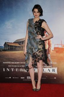 Anne Hathaway feet photo thumbnail