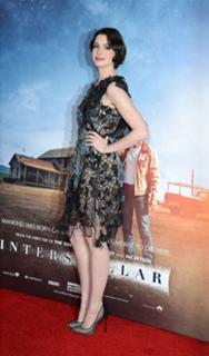 Anne Hathaway feet photo thumbnail