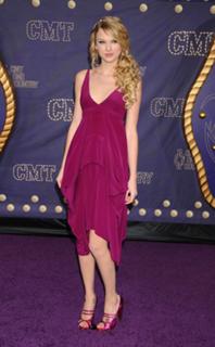 Taylor Swift feet photo thumbnail