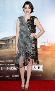 Anne Hathaway feet photo thumbnail