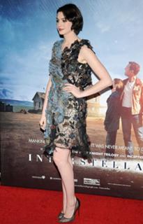 Anne Hathaway feet photo thumbnail