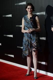 Anne Hathaway feet photo thumbnail