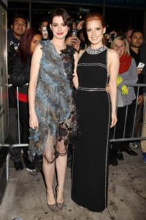 Anne Hathaway feet photo thumbnail