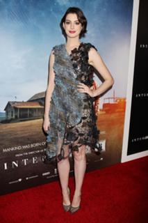 Anne Hathaway feet photo thumbnail