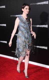 Anne Hathaway feet photo thumbnail