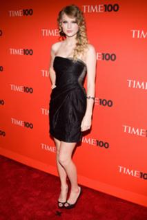 Taylor Swift feet photo thumbnail