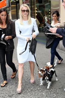 Julianne Hough feet photo thumbnail