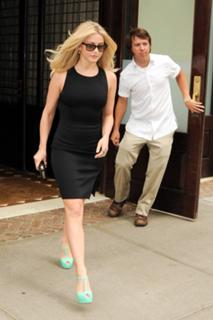 Julianne Hough feet photo thumbnail