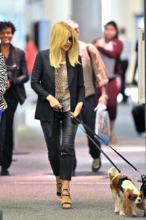 Julianne Hough feet photo thumbnail