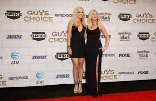 Julianne Hough feet photo thumbnail
