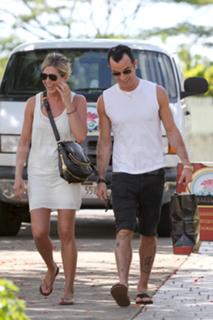 Jennifer Aniston feet photo thumbnail
