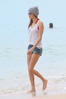 Cara Delevingne feet photo thumbnail