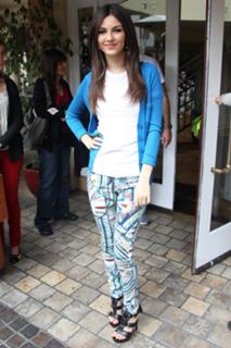 Victoria Justice feet photo thumbnail