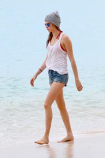 Cara Delevingne feet photo thumbnail